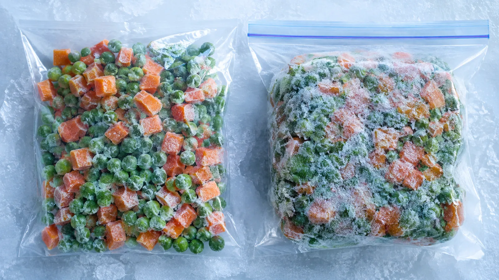 Sachet de légumes surgelés bien séparés à côté d'un sachet maison contenant un bloc de légumes congelés